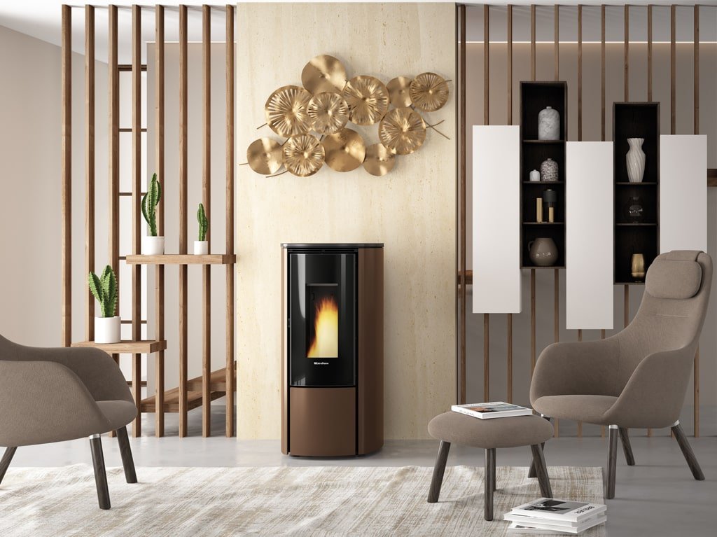 Poêle à granulés étanche Katia 9 kW marron en fonctionnement dans un intérieur moderne et chaleureux.